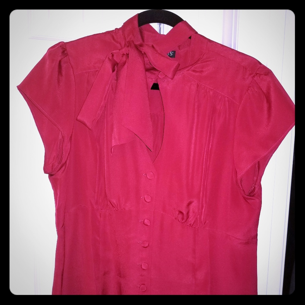 $$PRICE DROP$$ Short sleeve blouse w/oval cleavage